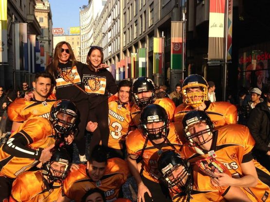 In giro per Milano vestiti da football americano: l'iniziativa dei Rhinos