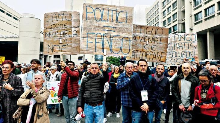 Alluvionati, la protesta davanti alla Regione: “Le valigie sempre pronte, ora basta con le promesse”. A Ravenna 40 esposti in Procura