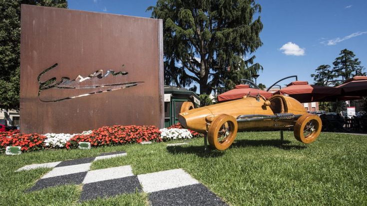 Quell'Emilia in versione 'Super Size Me'. Da Maranello a Rimini, l'oasi dell'iconografia XXL all'italiana