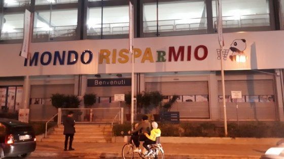 Bari, megastore cinese senza licenza. I vigili lo trovano chiuso: "I clienti sono stati allontanati"