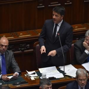 Strage di migranti, Renzi: "Sui barconi non solo famiglie innocenti". Bozza vertice Ue: distruggere i barconi
