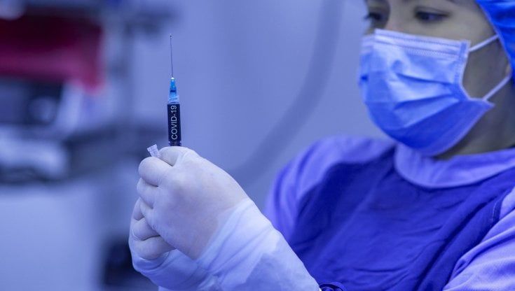 Malati reumatologici, immunologici e rari: “No allo slittamento della seconda dose del vaccino anti-Covid”