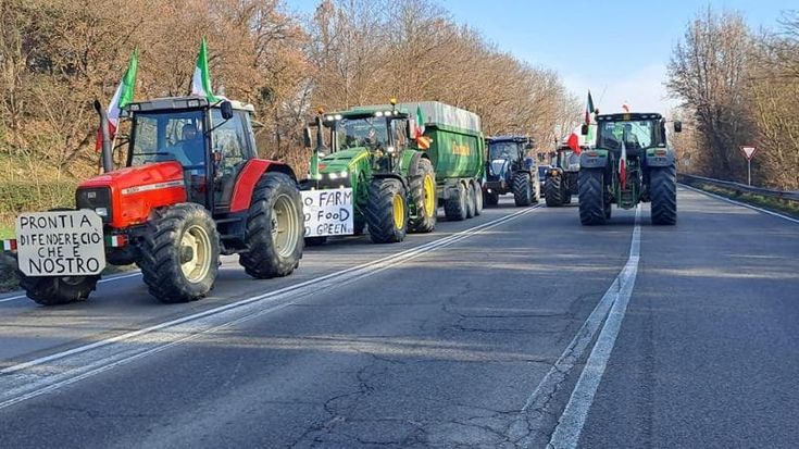 La protesta dei trattori potrebbe bloccare la A1: “Basta promesse, dal governo ci aspettiamo fatti”