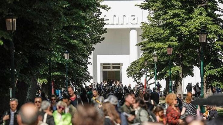 Biennale di Venezia, per la prima volta è tutta femminile la giuria che assegnerà i Leoni d’Oro
