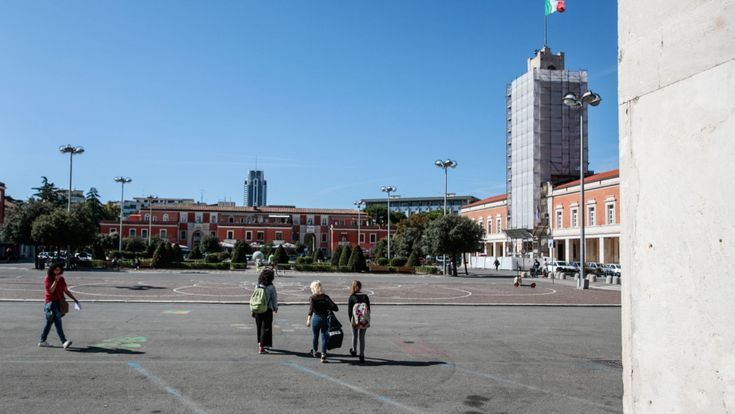I giovani del lockdown: “Festa dei 18 anni addio, ma sui bus c’è la calca”