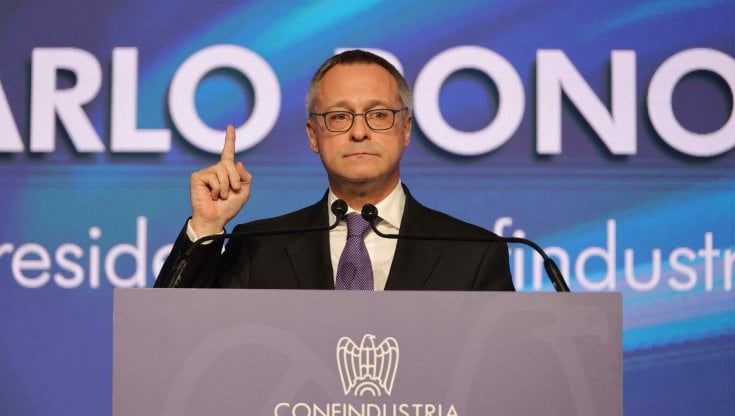 Confindustria, Bonomi: "Soldi sprecati 1 miliardo sul reddito di cittadinanza senza riforma"