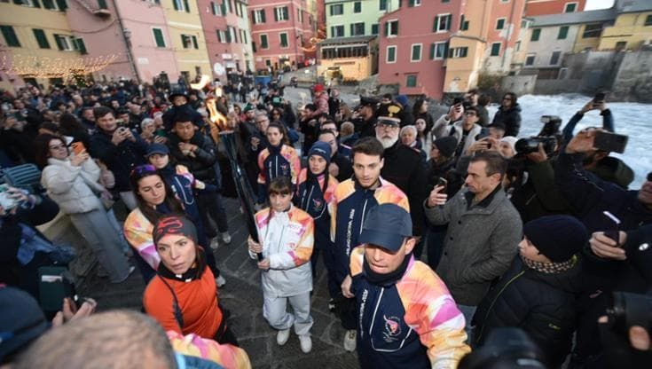 Bagno di folla per la Fiamma Olimpica da Boccadasse al Porto Antico