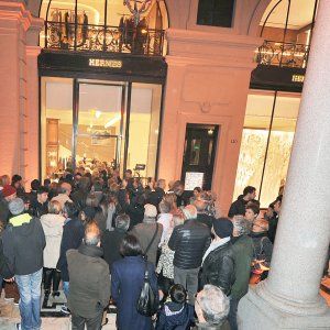 Hermès va controcorrente, festa per la nuova boutique: nessuna resa ai terroristi