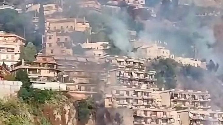 Incendio a Taormina, case evacuate. Il sindaco: “Situazione tragica, il rogo è doloso”