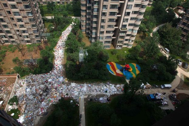 Cina, le strade come fiumi di rifiuti. L'immondizia 'nuota' tra i palazzi