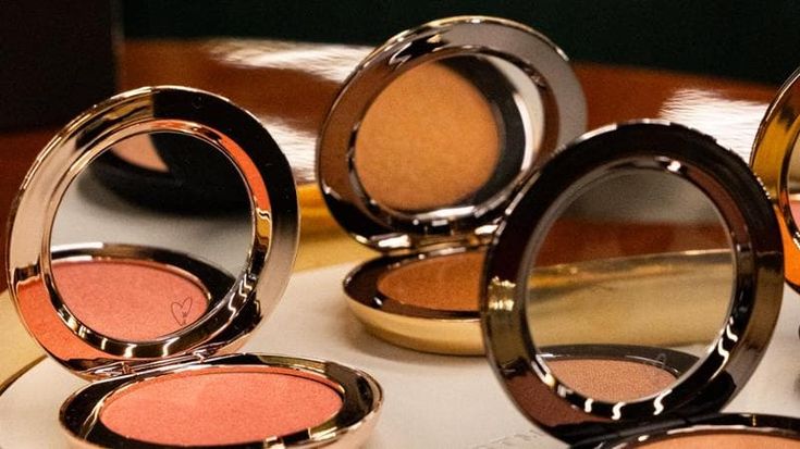 Assaltano tir per rubare profumi e cosmetici di lusso: sette arresti a Voghera