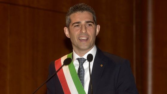Elezioni, Pizzarotti: "M5s, candidati imbarazzanti"