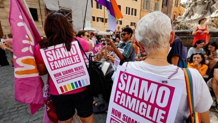 La protesta contro il contestato giro di vite del centrodestra: “Noi due papà arcobaleno oggi in piazza a difendere l’amore per nostro figlio”