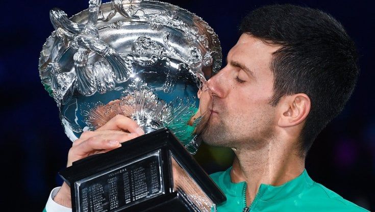 Tennis, Australian Open: Djokovic trionfa, Medvedev battuto in finale