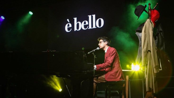 Valerio Lundini diventa one man show: in scena più geniale che mai