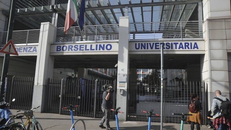 Fuga all’estero sul pullman di linea la pista per il maniaco del campus