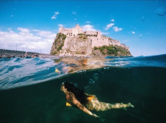 Ischia: in immersione sotto al Castello, la foto che conquista Instagram