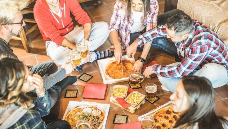 Casual food e birra il pasto preferito degli italiani quando sono in buona compagnia