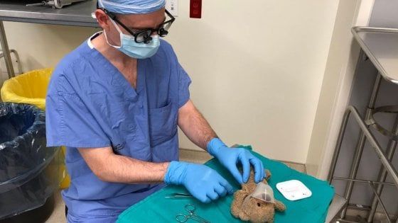 Un chirurgo ha operato l’orsetto del suo paziente di 8 anni: “Potevo rifiutare?”