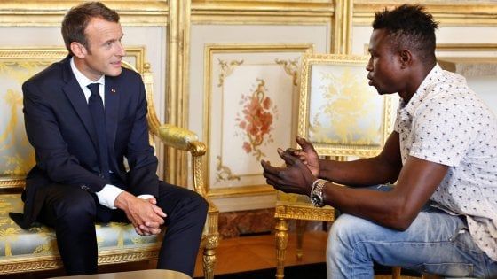 Francia, Macron dà la cittadinanza allo "Spiderman" sans papiers che ha salvato il bambino