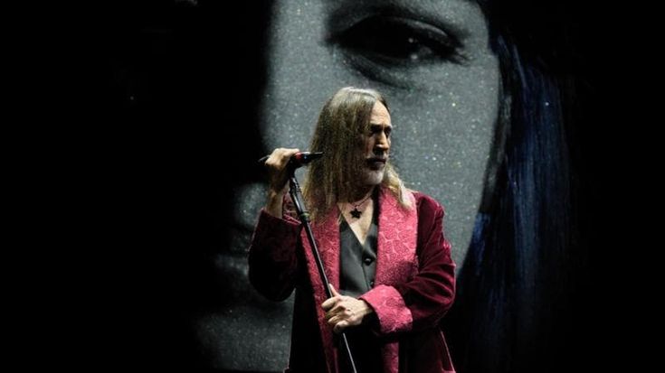 Manuel Agnelli è l’alieno: torna in scena Lazarus, il testamento di David Bowie