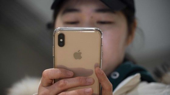 Apple manda ko le Borse. L'incertezza spinge l'oro, lo spread risale a 270