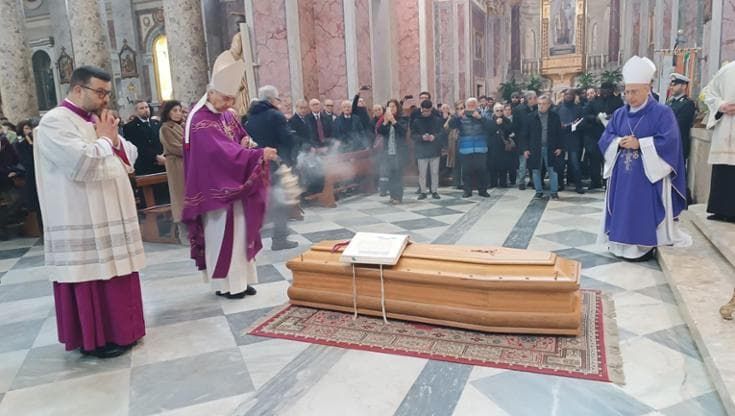 “Bella ciao” ai funerali del vescovo degli ultimi Nogaro. I migranti: “E’ caduto il nostro baobab”