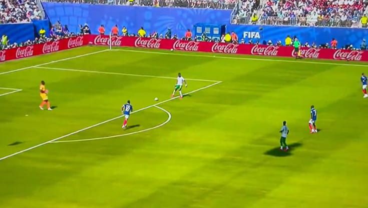 “Si ripara dal sole vicino a una telecamera”, ma il calciatore è in mezzo al campo. La gaffe in diretta Rai