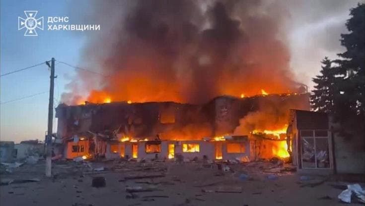 Droni russi su una cittadina vicino al confine: a fuoco un centro commerciale e case