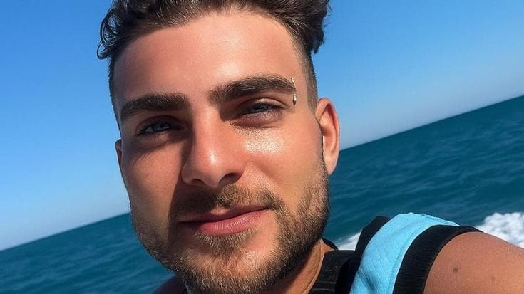 “Tutti sanno, ma nulla cambia”: a Barletta i manifesti per Francesco Diviesti, ucciso e carbonizzato