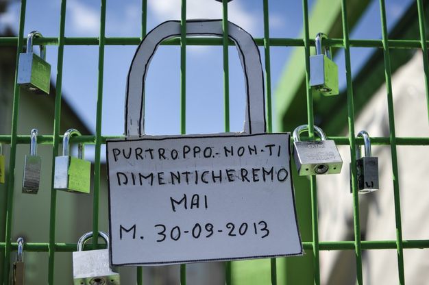 Rifiuti, Malagrotta chiude dopo 30 anni<br />i residenti lasciano i lucchetti sul cancello
