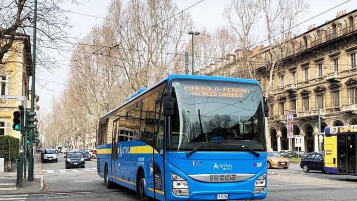 La Regione congela i tagli ai bus degli operai: “Valutiamo con le aziende le singole situazioni”