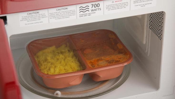 Microplastiche nel piatto: un rischio scaldare il cibo nei contenitori