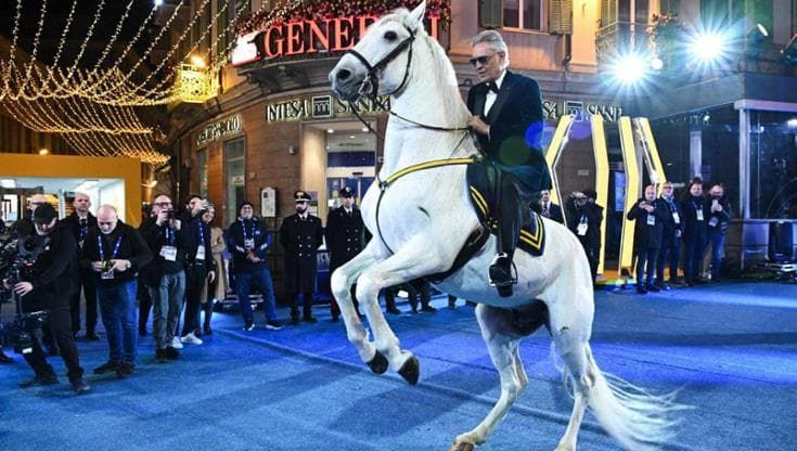 Sanremo: 'Gladiatore' Bocelli arriva all'Ariston su un cavallo bianco e strega il pubblico