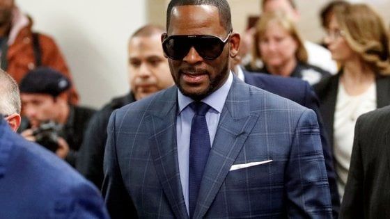 Il rapper R. Kelly arrestato per traffico sessuale