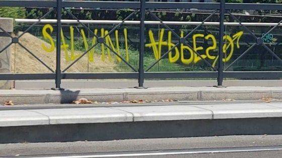 "Salvini appeso", scritta contro il vicepremier su un ponte di Firenze 