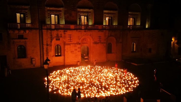 Salento, il cielo in una piazza: la performance dell'artista