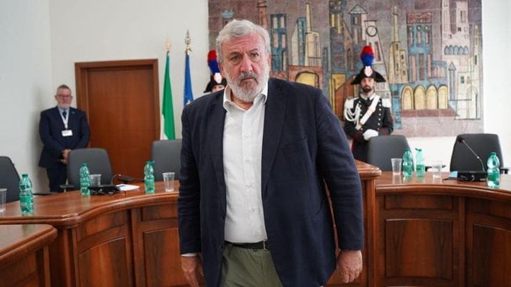 “Scrivo un romanzo di fantasia”: la nuova sfida di Michele Emiliano in panchina per la politica