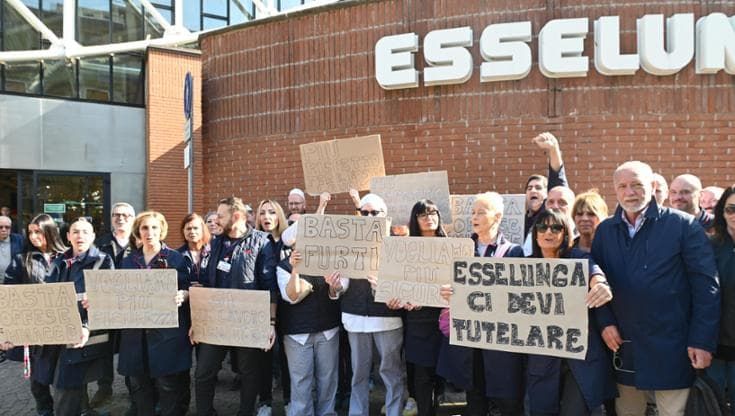 Violenza sessuale, cassiera aggredita nel bagno di un supermercato a Firenze