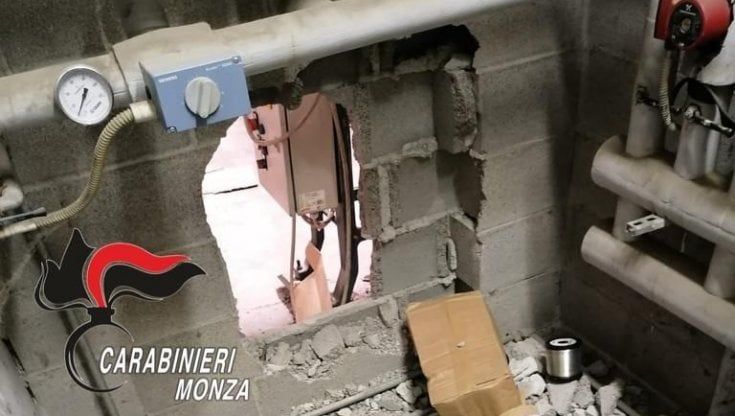 Cercava di rubare 210 chili di rame e alluminio da una azienda della Brianza ma un passante lo vede: arrestato