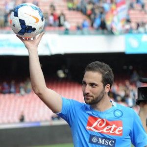 Napoli, tutti pazzi per Higuain. Ora vuole il titolo dei bomber