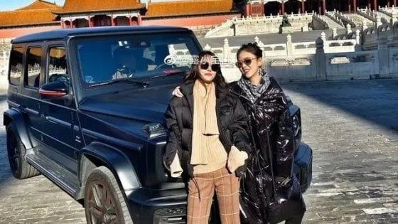 Cina, la sfacciataggine di due ragazze ricche: in Suv nella Città Proibita