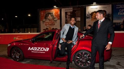 Mazda Mx-5 RF, è lei la protagonista della festa più glamour