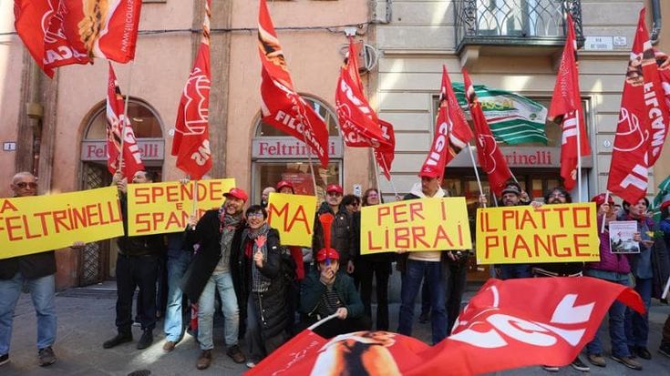 Feltrinelli, librai in sciopero. “L’azienda cresce ma non c’è nulla per i lavoratori”