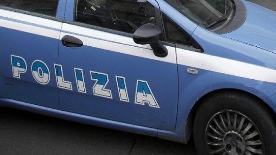 Firenze, la scippano e la fanno cadere: donna di 67 anni si frattura un braccio 