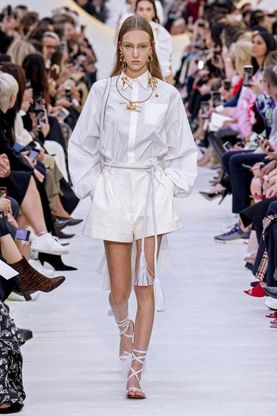 Estate 2020: la camicia bianca si porta anche come chemisier