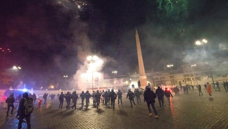 Roma, Coronavirus. Fascisti, ultrà e negazionisti, anatomia della rivolta contro il coprifuoco