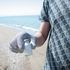 Spiagge invase dalla plastica: cotton fioc, tappi e cannucce potrebbero essere riciclati