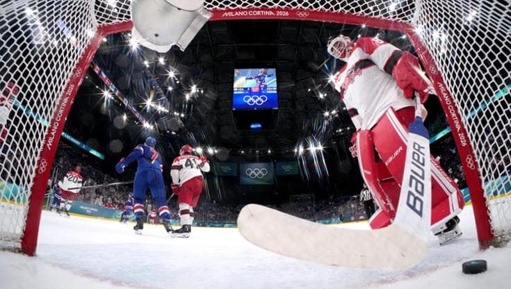 Usa-Danimarca, la battaglia del ghiaccio sulle note di Imagine: l’hockey è un’isola felice