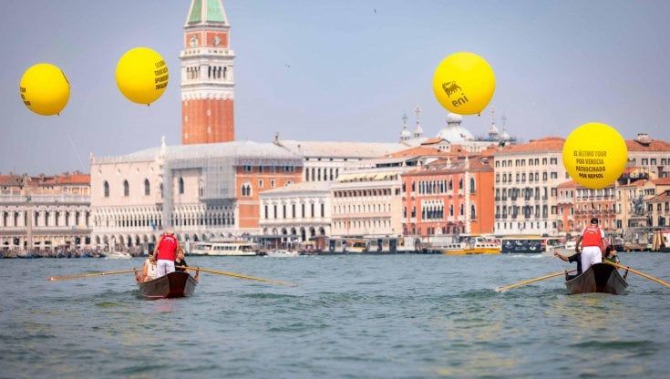 Incidenti sul lavoro, precipita da tre metri di altezza: operaio di 34 anni muore nel porto di Venezia